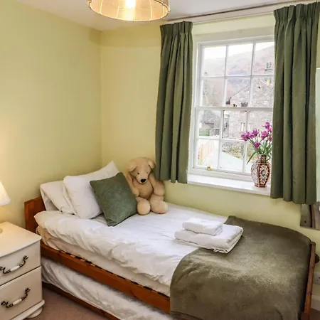 Pavement End グラスミア